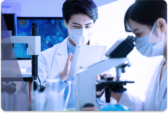 研究者が機器で分析する様子